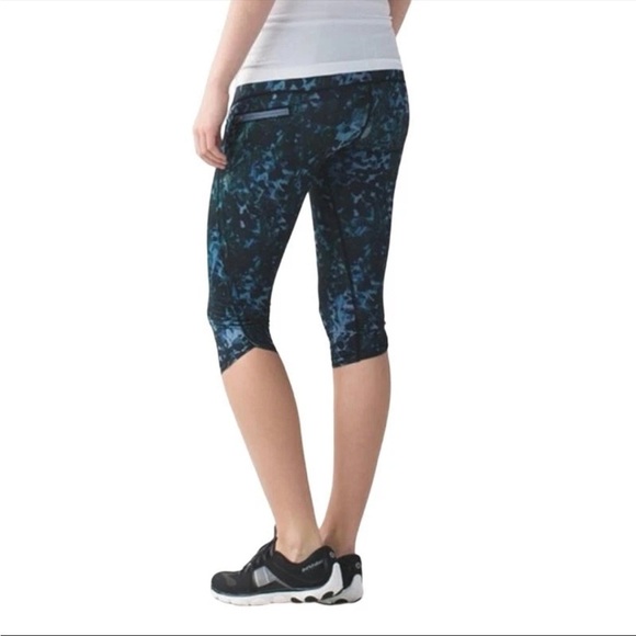 Lululemon Run Top Speed Cropped Medium Rise Leggings with Curved Hem- size 4 - Picture 4 of 9